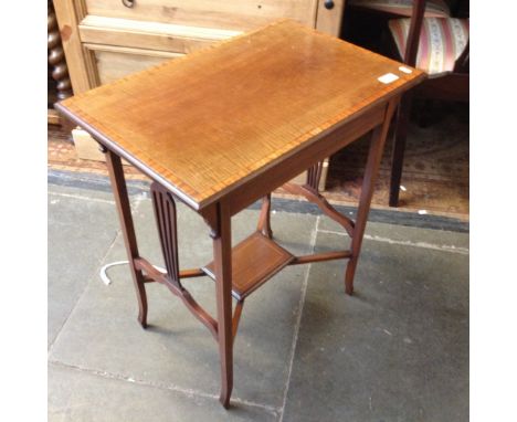 AN EDWARDIAN CROSSBANDED MAHOGANY OCCASIONAL TABLEH69CM W61CM D41CM.  CONDITION: MINOR SCUFFS TO EDGES, BOTTOM SHELF AND LEGS