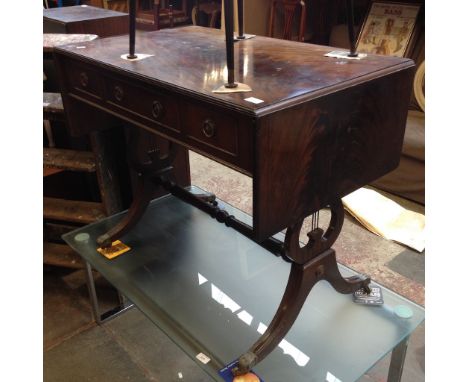 A REPRODUCTION MAHOGANY SOFA TABLE