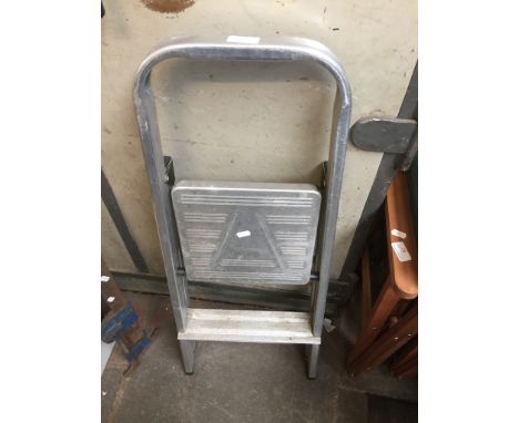 ALUMINIUM STEP LADDERS