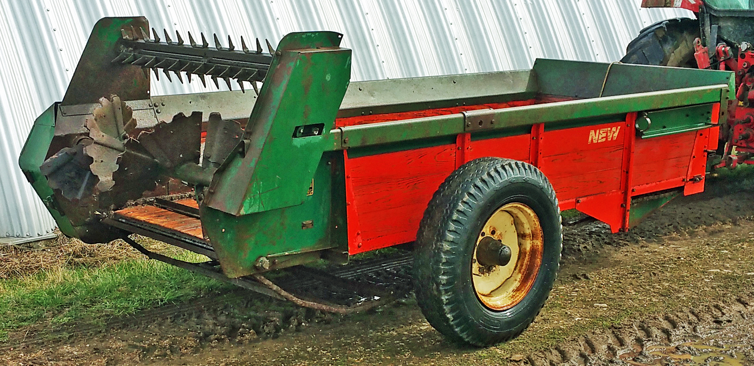 New Idea 217 manure spreader,Â wooden sides & floor