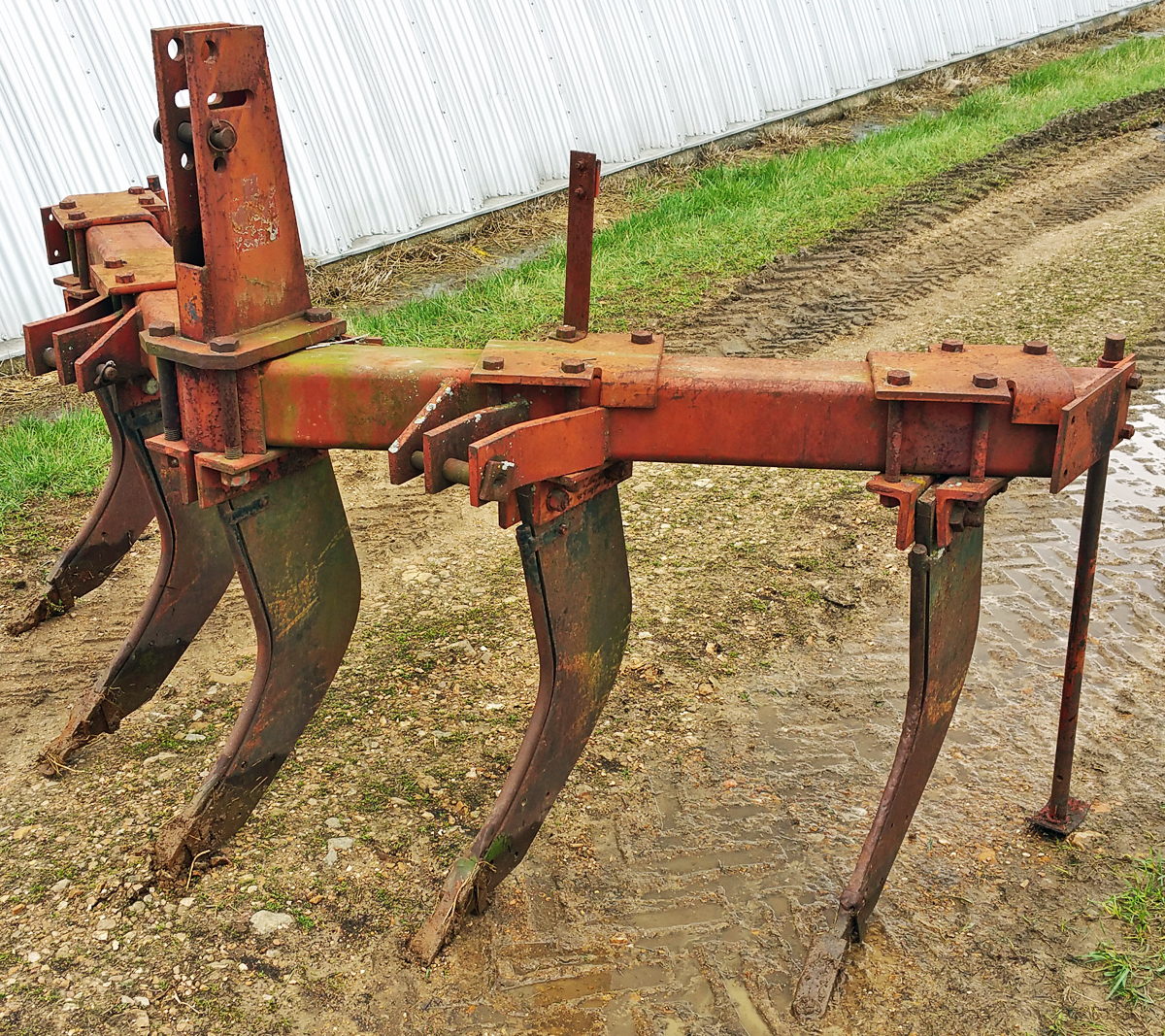 International 10 5-shank subsoiler/v-ripper (approx. 24†shanks)