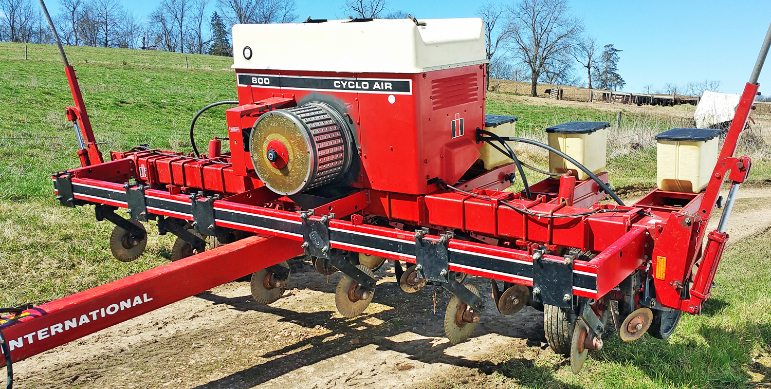 International 800 Cyclo Air planter, 6row 30â€ w/monitor