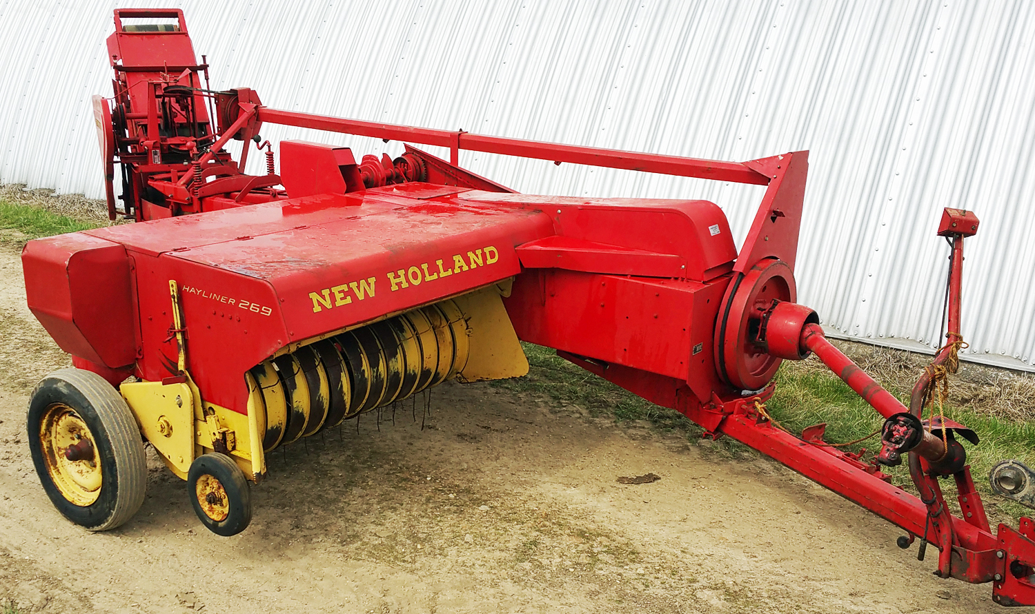 Lot 21 - New Holland 269 square baler w/kicker