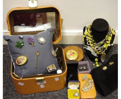 Costume jewellery including a silver Victorian brooch, Philip Vaughton, Birmingham 1893, 4.3g; a white metal mounted oval Del