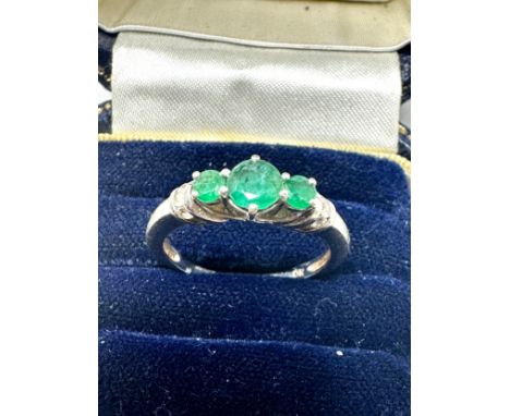 9ct white gold emerald t ring with diamond shoulders  (2.7g) 