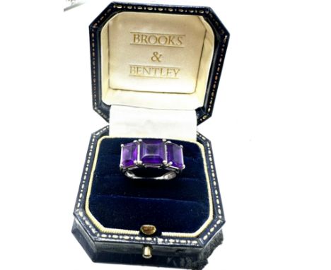 9ct gold amethyst three stone ring (4.2g) 