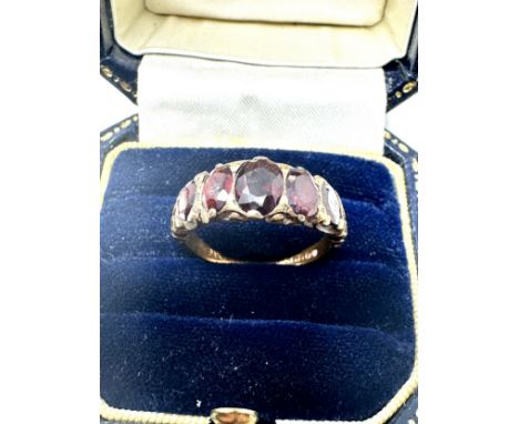 9ct gold garnet five stone ring (3.2g) 