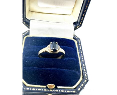 9ct gold sapphire single stone ring with diamond accents (1.9g) 