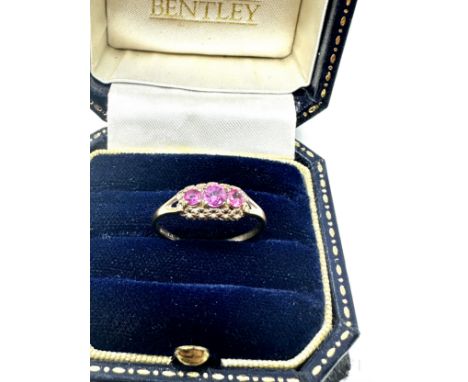 9ct gold ruby three stone ring (1.2g) 