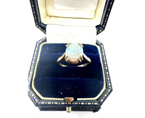 9ct gold opal  ring (2.8g) 