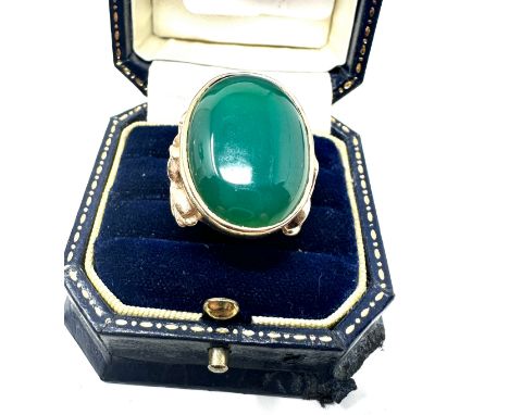 9ct gold chrysoprase cocktail ring with openwork shank (11.3g) 