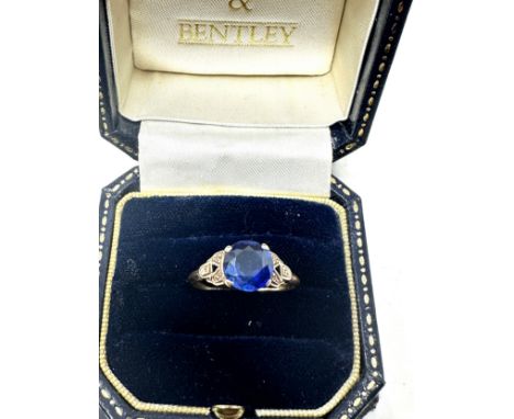 9ct gold synthetic sapphire single stone ring (2g) 