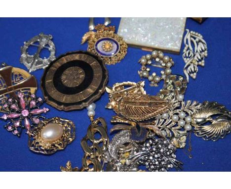 SELECTION OF COSTUME JEWELLERY
including plated brooches, faux pearl brooches, a compact etc