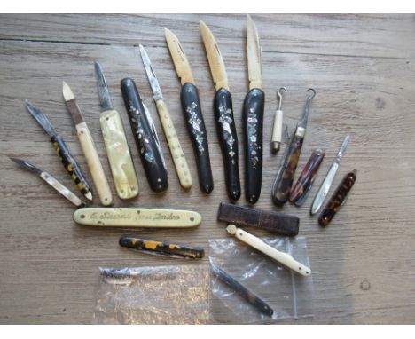 Collection of eleven various small and miniature folding fruit knives, four black lacquer and mother of pearl inlaid knives, 