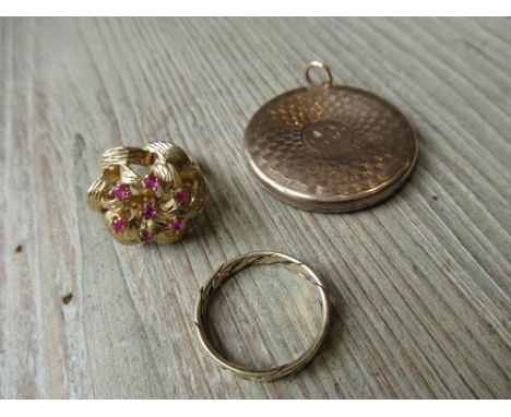 Modern 9ct gold and pink ruby set ring, a 9ct gold wedding band and an unmarked circular locket inset with two portraits, 25g