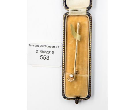 A 9ct gold golf tie clip with stone decoration, 3.5g approx., in original case