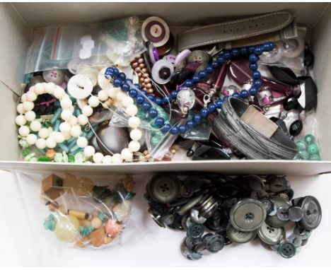 A box of assorted gemstone and costume jewellery, including loose malachite beads of varying sizes, a strand of lapis lazuli 