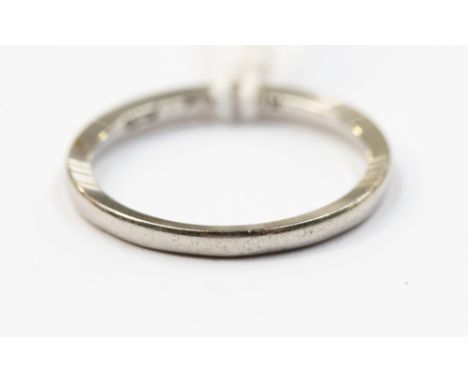 A platinum wedding band, ring size K, approx. 2.8g
