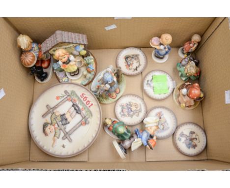 A box of Goebel Hummel figures including a 1995 plate, and miniature plates (15 in total)