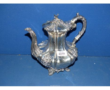 A William IV Silver Teapot decorated with flowers, London 1833, makers 'Edward, Edward Junior, John & William Barnard', 954 g