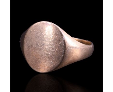 A 1970s 9 ct gold signet ring, T, 2.9 g