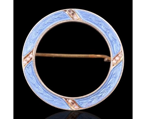 An early 20th Century blue basse taille enamelled and seed pearl set 14 ct gold annular brooch, 25 x 25 cm, 2.9 g