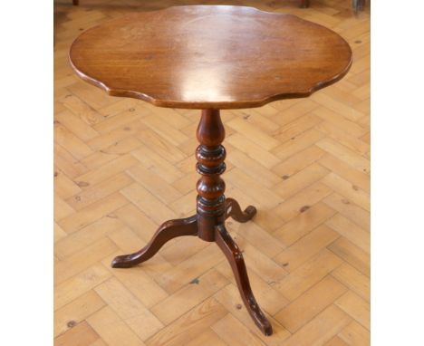 A Victorian mahogany tripod tea or wine table, 60 cm x 44 cm x 67 cm