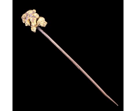 A gold nugget stick pin, 2.5 g, 57 cm 