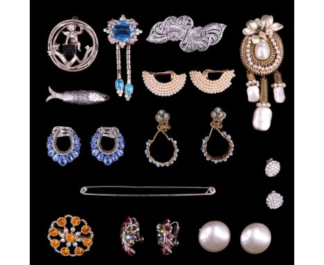 A group of vintage costume jewellery including an articulated fish pendant, a marcasite-set double clip brooch etc 
