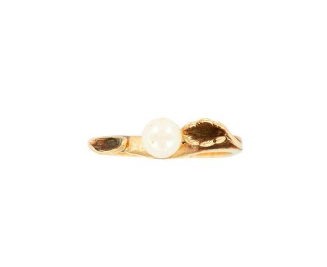 This delicate pearl ring is like a detail straight from a fairytale with its leaf molded shoulders and petite white pearl.Â&n
