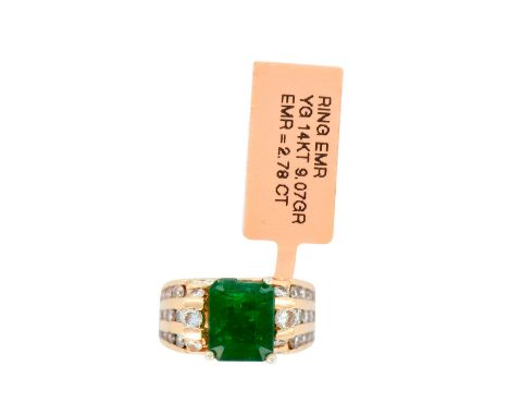 Stunning Ladies Statement Ring with 2.78ct Emerald in the center and 42pc round cutÂ&nbsp;diamonds around. Weight 9.07 grams.