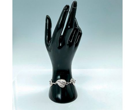 Five leaves with oval links in between and spring ring clasp. Marked "Sterling" on clasp and one of the leaves. Weight: 18g. 