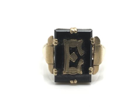 A 9ct yellow gold ring with central 'E', ring size Q, total weight 4 grams.