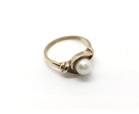 A 9ct gold ladies ring inset with a central pearl (diameter approximately 7mm), ring size N, total weight approximately 3 gra