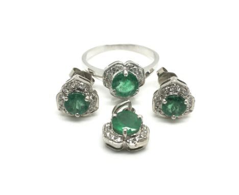 A ladies 9ct white gold (marked 385), emerald and diamond jewellery set to comprise of a ring with central emerald and clover