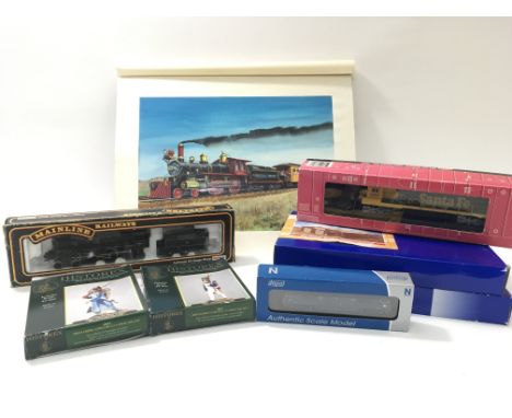 A boxed Atlas Model Railroad Santa Fe locomotive, 2 Helmand "OO" gauge buildings, a Mainline locomotive , a Dapol locomotive,
