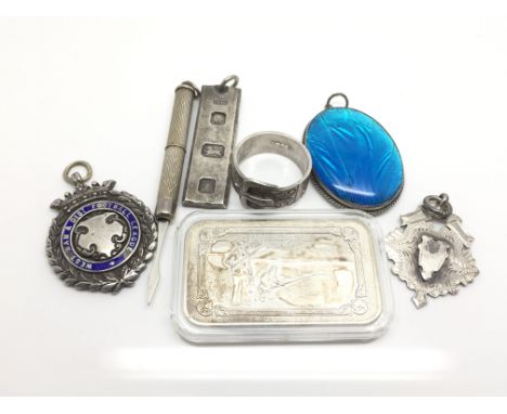 A collection of silver oddments to include an ingot, silver medallions and a Fathers Day 1973 one ounce bar of 999 silver and