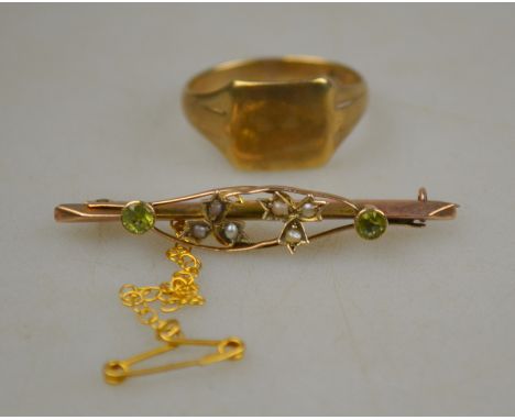 A 9ct yellow gold peridot and seed pearl bar brooch to/w 9ct yellow gold signet ring, size V, approx 6.5 g all in (2)