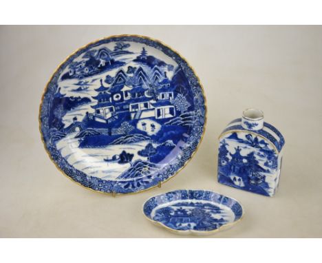 A Chinese blue and white small tea canister decorated with pagodas in a watery landscape, 10.8 cm to/w a fluted blue and whit