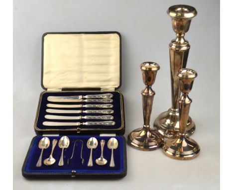 A cased set of six rat-tail teaspoons with tongs, Sheffield 1918, to/w a cased set of six Chinese parcel gilt coffee spoons w