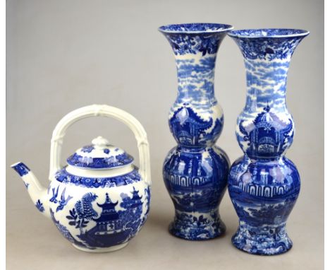 A Royal Worcester teapot having blue and white willow pattern transfer decoration, date cypher 1908 to/w a pair of Wedgwood '