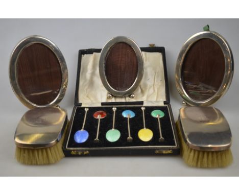 A cased harlequin set of six silver seal-top coffee spoons with enamelled backs to the bowls, Sheffield 1925/26, to/w a pair 