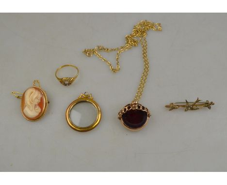 9ct swivel seal to/w small shell cameo brooch, 9ct open face locket, 9ct swallow bar brooch and 18ct ring with centre stone m