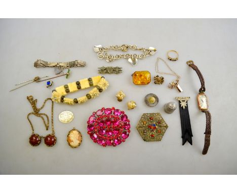 Various silver jewellery including a gate bracelet with padlock clasp, a pendant and ear-studs and thimble, to/w a small quan