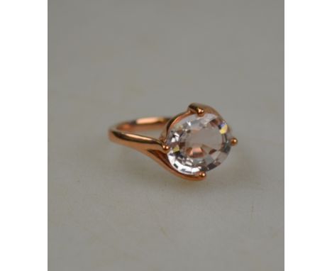 A 9ct rose gold single stone ring set with pale pink quartz, size N 1/2