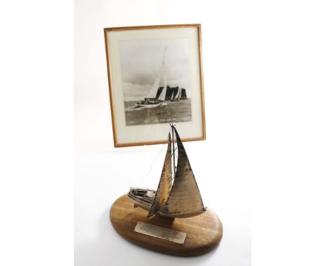 A LATE 20TH CENTURY MODEL OF THE K-CLASS RACING YACHT "ZULU"  in full sail on an oval wooden base with inscribed presentation