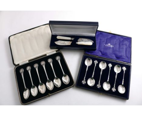 A CASED SET OF SIX 20TH CENTURY TEA SPOONS commemorating the Rt. Hon. Winston Churchill M.P. as Prime Minister with his portr