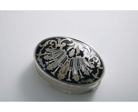 A GEORGE III OVAL SNUFF BOX with a stand-away hinge &amp; reeded borders, the cover inset with an early 18th century inlaid t