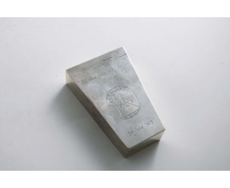 WORSHIPFUL COMPANY OF IRONMONGERS:- An early 20th century snuff box shaped like a keystone with a flush hinge, engraved coat 
