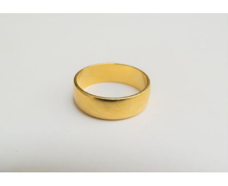 A 22ct gold wedding band. Size K/L, 4.8g 